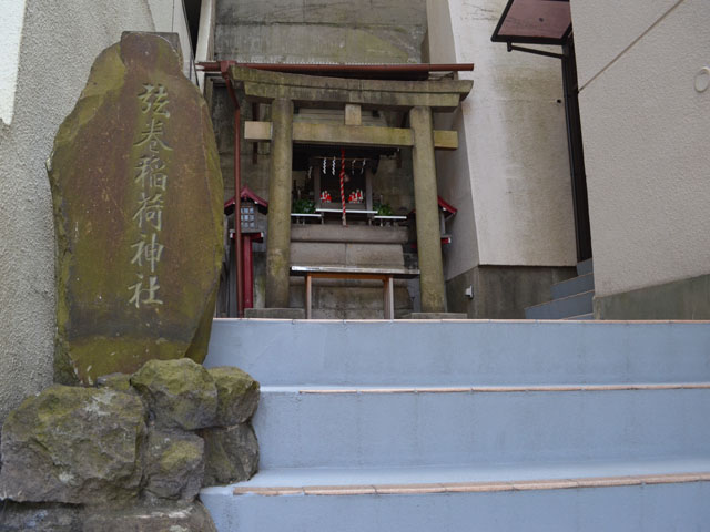 弦巻稲荷神社、参道が分かりにくい！マンション入口に祀られています