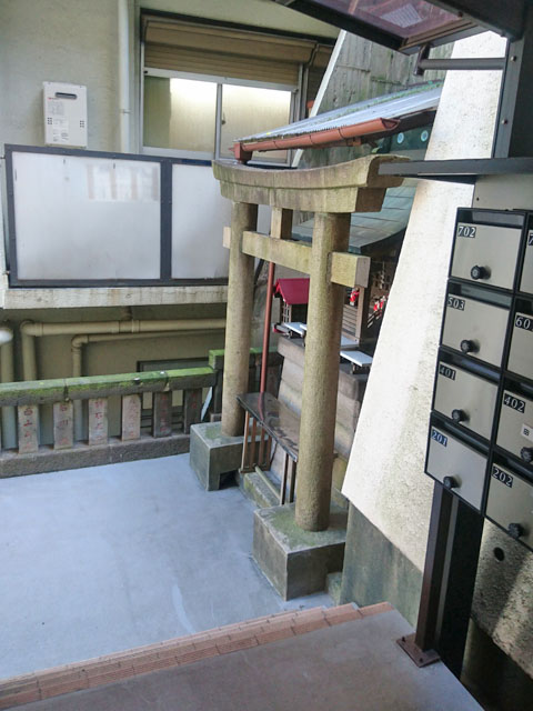 弦巻稲荷神社、参道が分かりにくい！マンション入口に祀られています