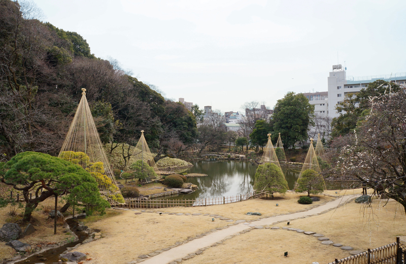 肥後細川庭園を松聲閣（しょうへいかく）から見る